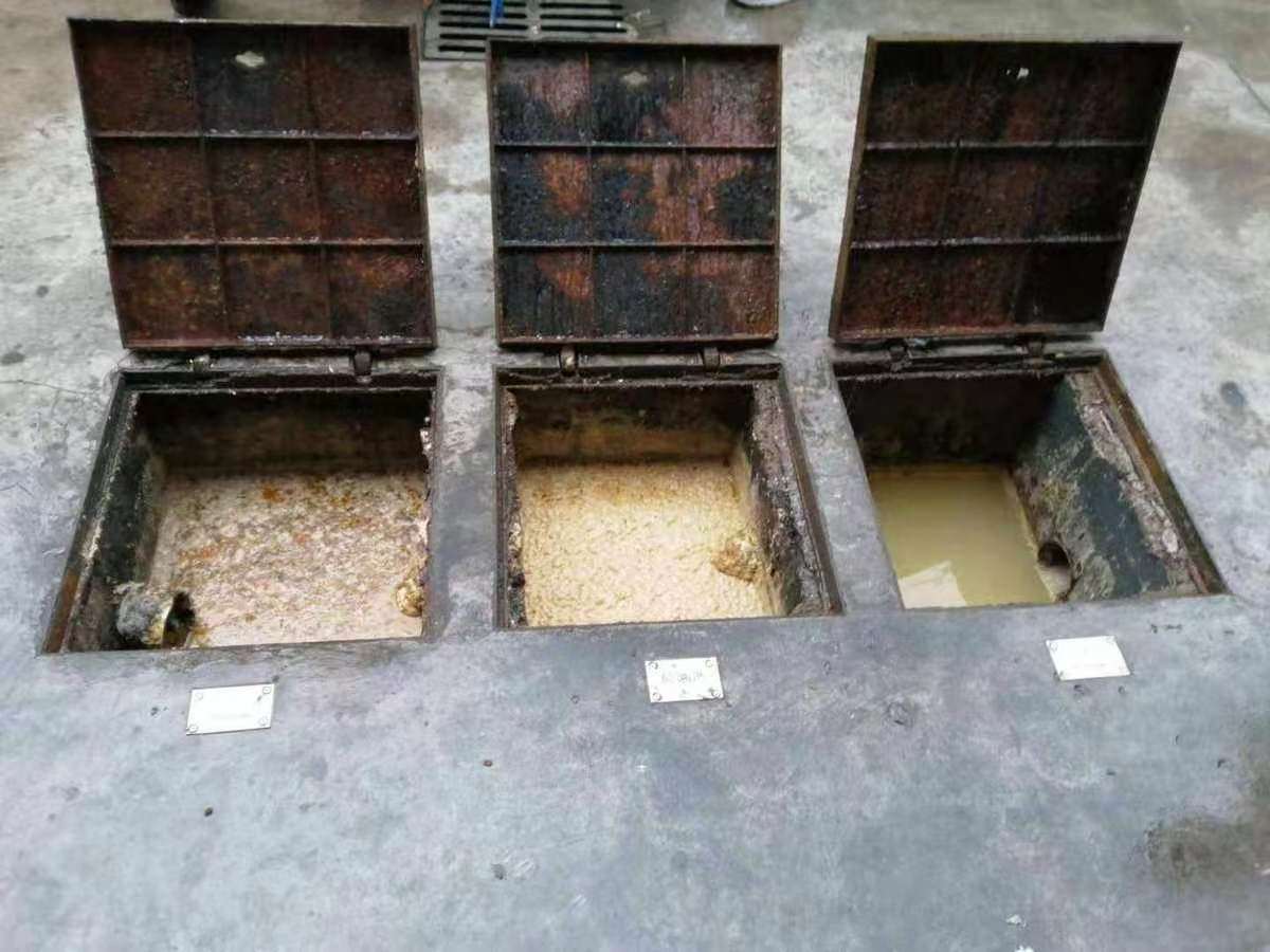 运粮湖管理区清理隔油池-污水池清掏